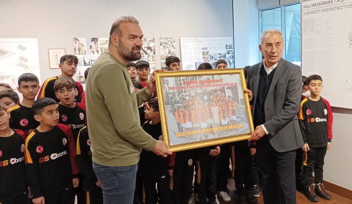 Fanatik: Galatasaray Nusaybin Spor Okulları öğrencilerinden Adnan Polat'a ziyaret