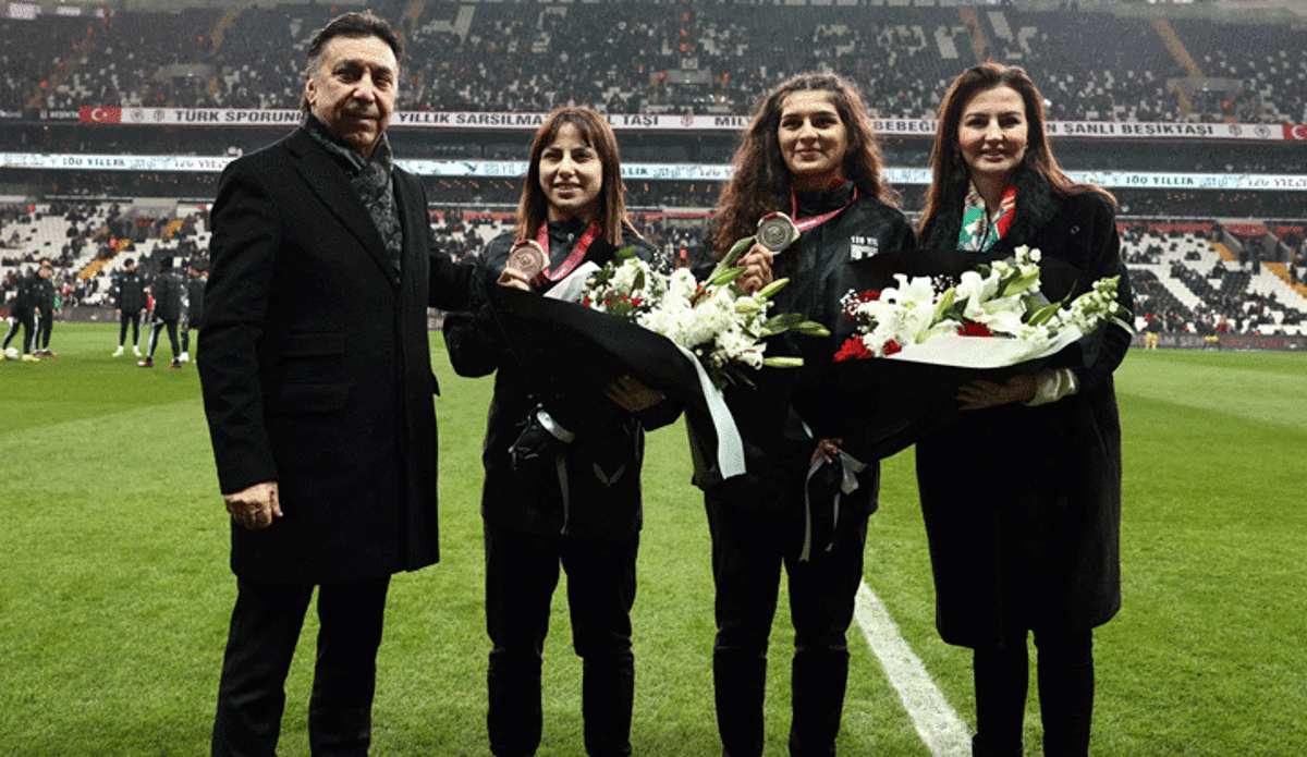 Fanatik: Nesrin Baş ve Ebru Dağbaşı'na, İstanbulspor maçı öncesinde çiçek takdim edildi