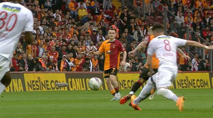 Galatasaray - Sivasspor maçının tartışmalı pozisyonlarını değerlendirdiler: Kaçan kırmızı kart ve penaltı anları...