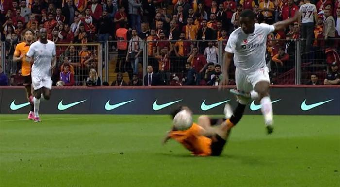 Galatasaray - Sivasspor maçının tartışmalı pozisyonlarını değerlendirdiler: Kaçan kırmızı kart ve penaltı anları...