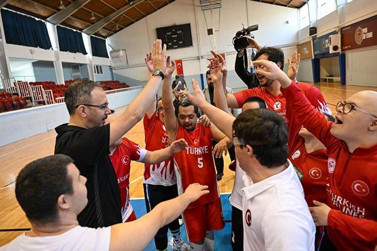 Bakan Kasapoğlu Down Sendromlu Milli Sporcular ile basketbol oynadı