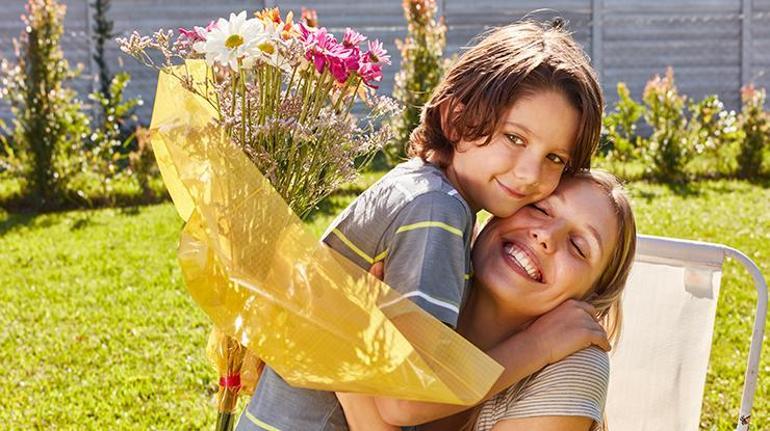 Anneler Günü Mesajları 2023 - Resimli en güzel, anlamlı, duygusal, eşe, kardeşe, ablaya, arkadaşa ve genel Anneler Günü kutlu olsun sözleri, Anneler Günü hediye önerileri